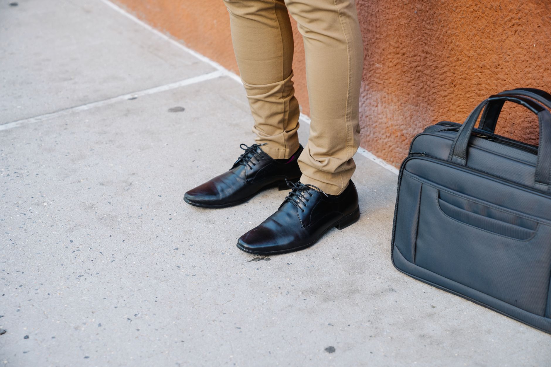 Black Dress Pants With Brown Shoes Are the Trendy Mix for 2023